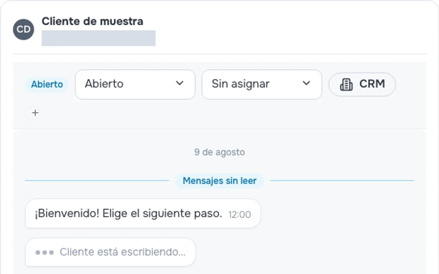 Una conversación abierta en la bandeja del operador con el nombre del cliente, estado Open, sin asignar, un enlace a CRM y los mensajes sin leer del visitante